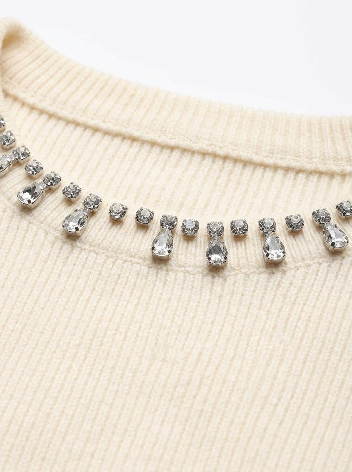 Maglia con strass al girocollo