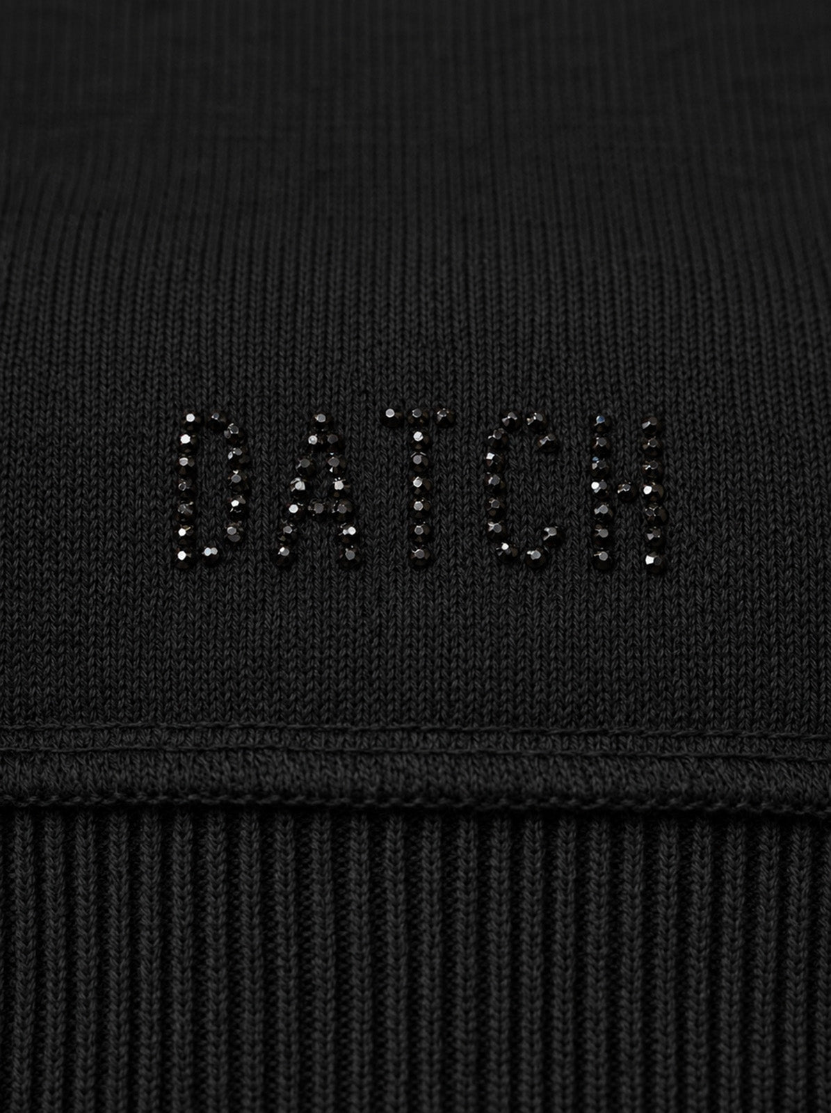 Maglia con scollo asimmetrico e strass