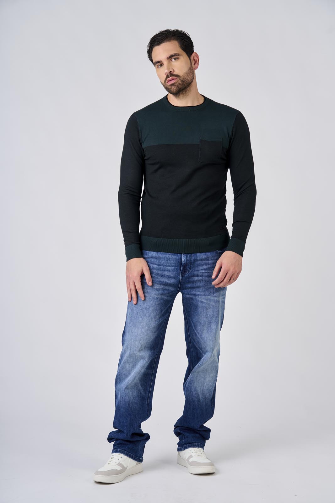 Maglia girocollo bicolore con taschino