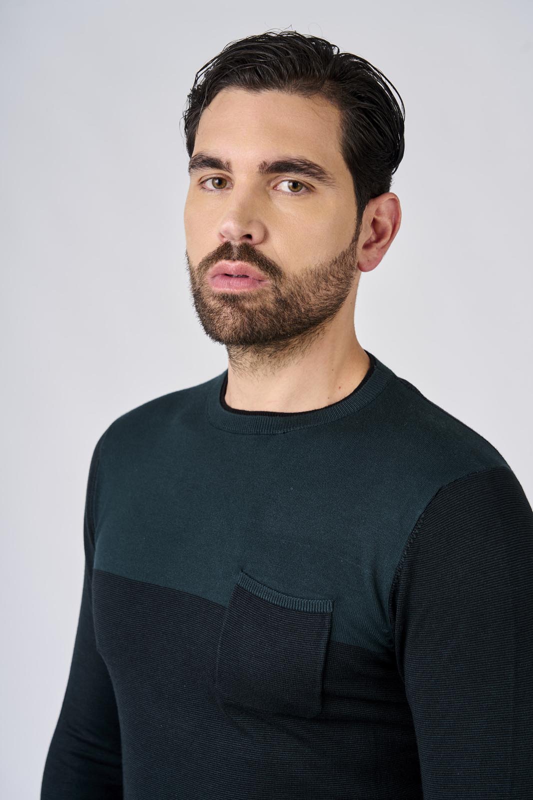 Maglia girocollo bicolore con taschino