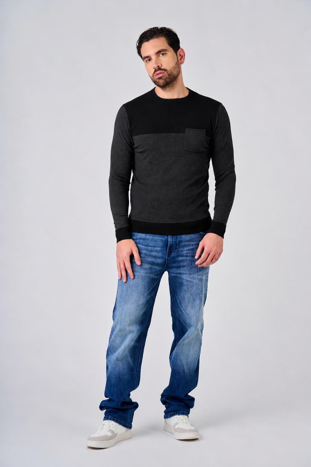 Maglia girocollo bicolore con taschino