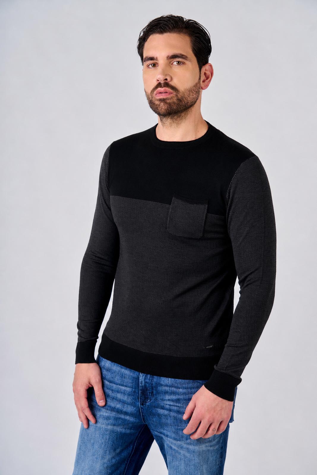Maglia girocollo bicolore con taschino