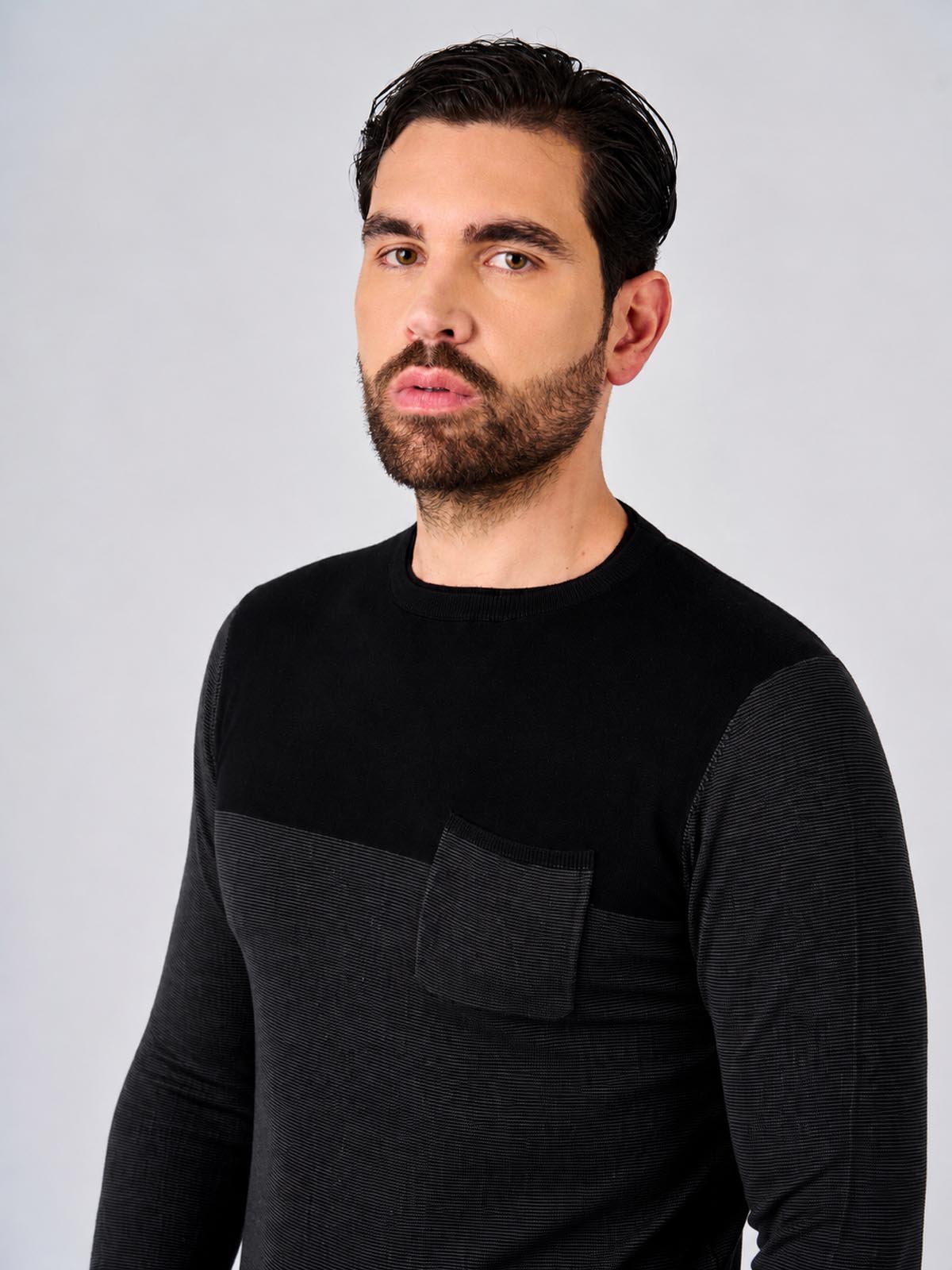 Maglia girocollo bicolore con taschino