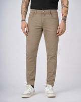 Pantaloni slim fit tinto in capo