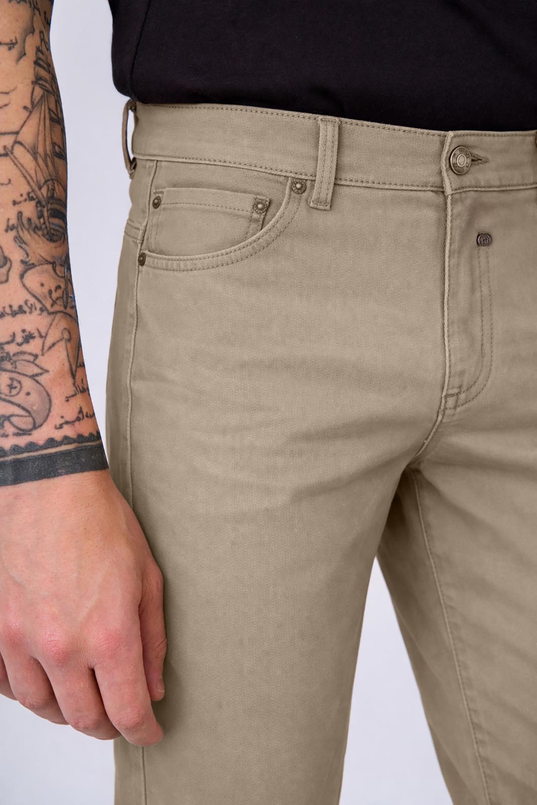 Pantaloni slim fit tinto in capo