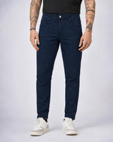 Pantaloni slim fit tinto in capo