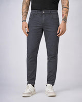 Pantaloni slim fit tinto in capo
