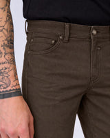 Pantaloni slim fit tinto in capo