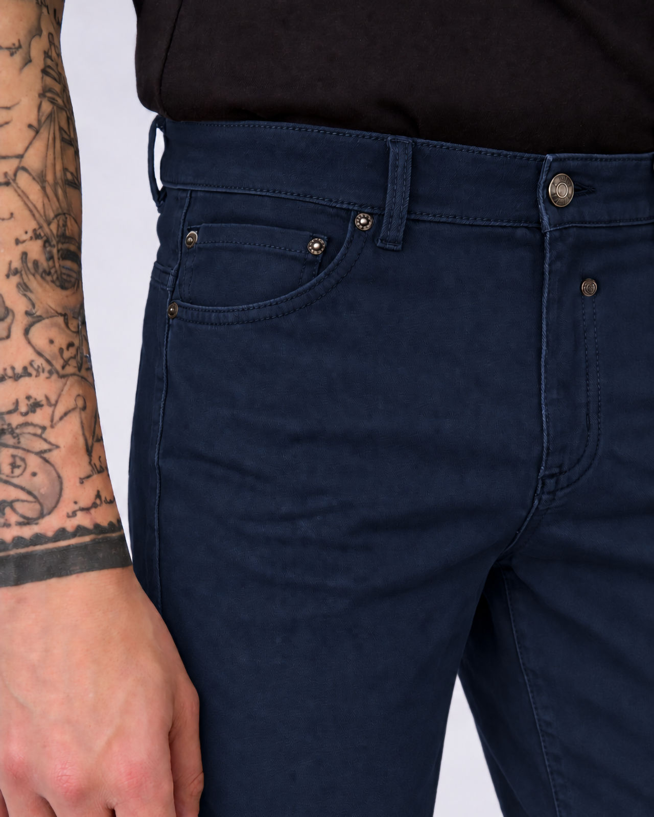 Pantaloni slim fit tinto in capo