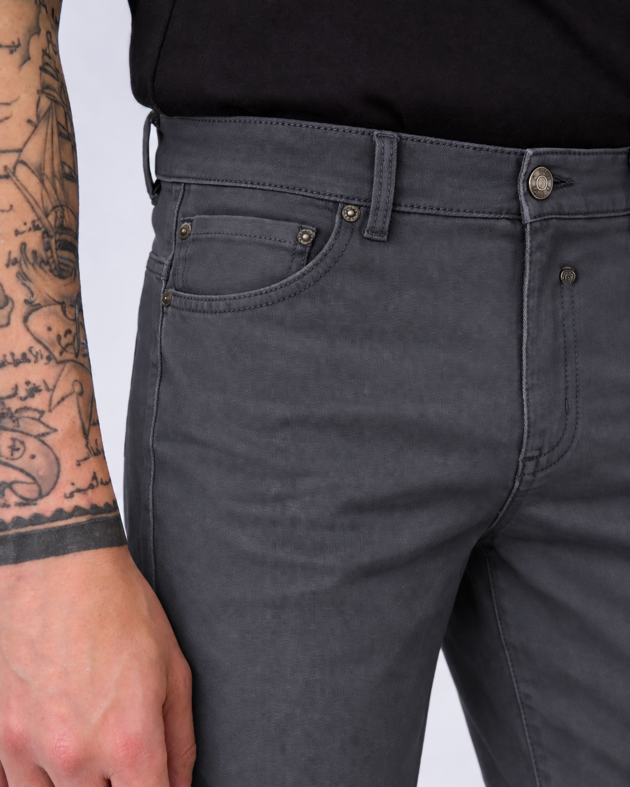 Pantaloni slim fit tinto in capo