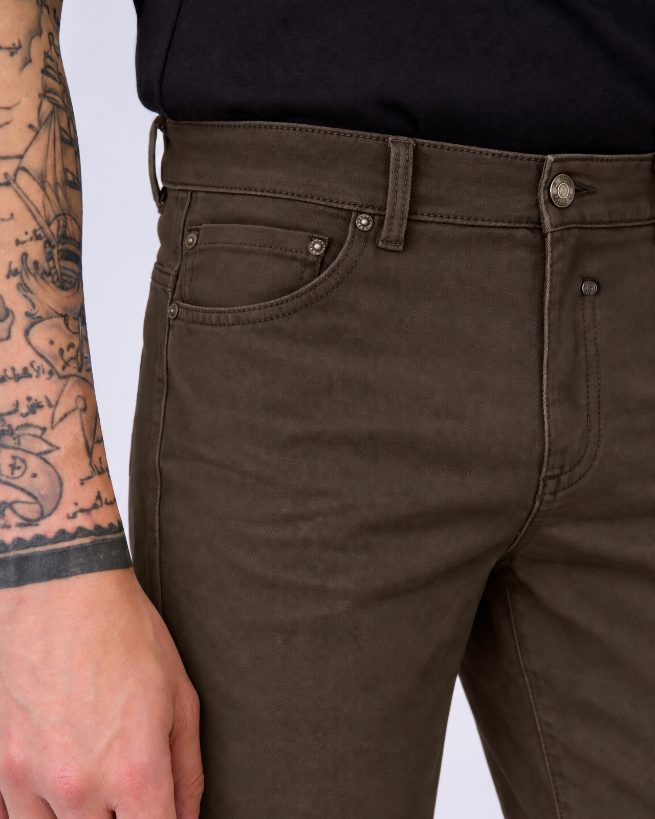 Pantaloni slim fit tinto in capo