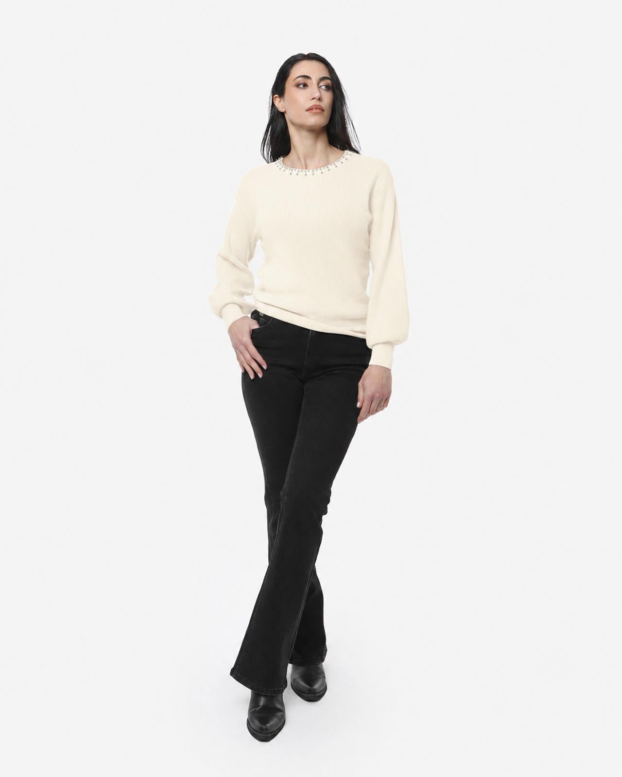 Maglia con strass al girocollo