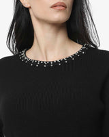 Maglia con strass al girocollo