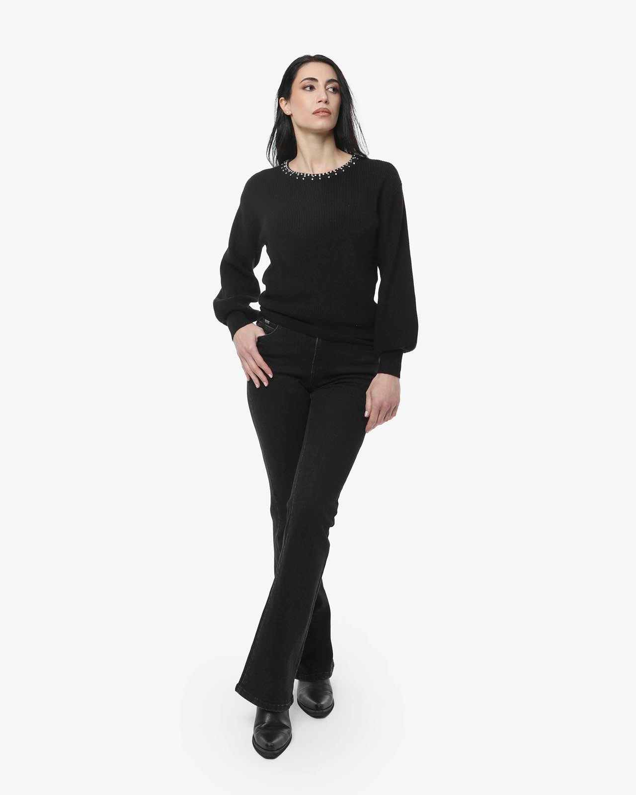 Maglia con strass al girocollo