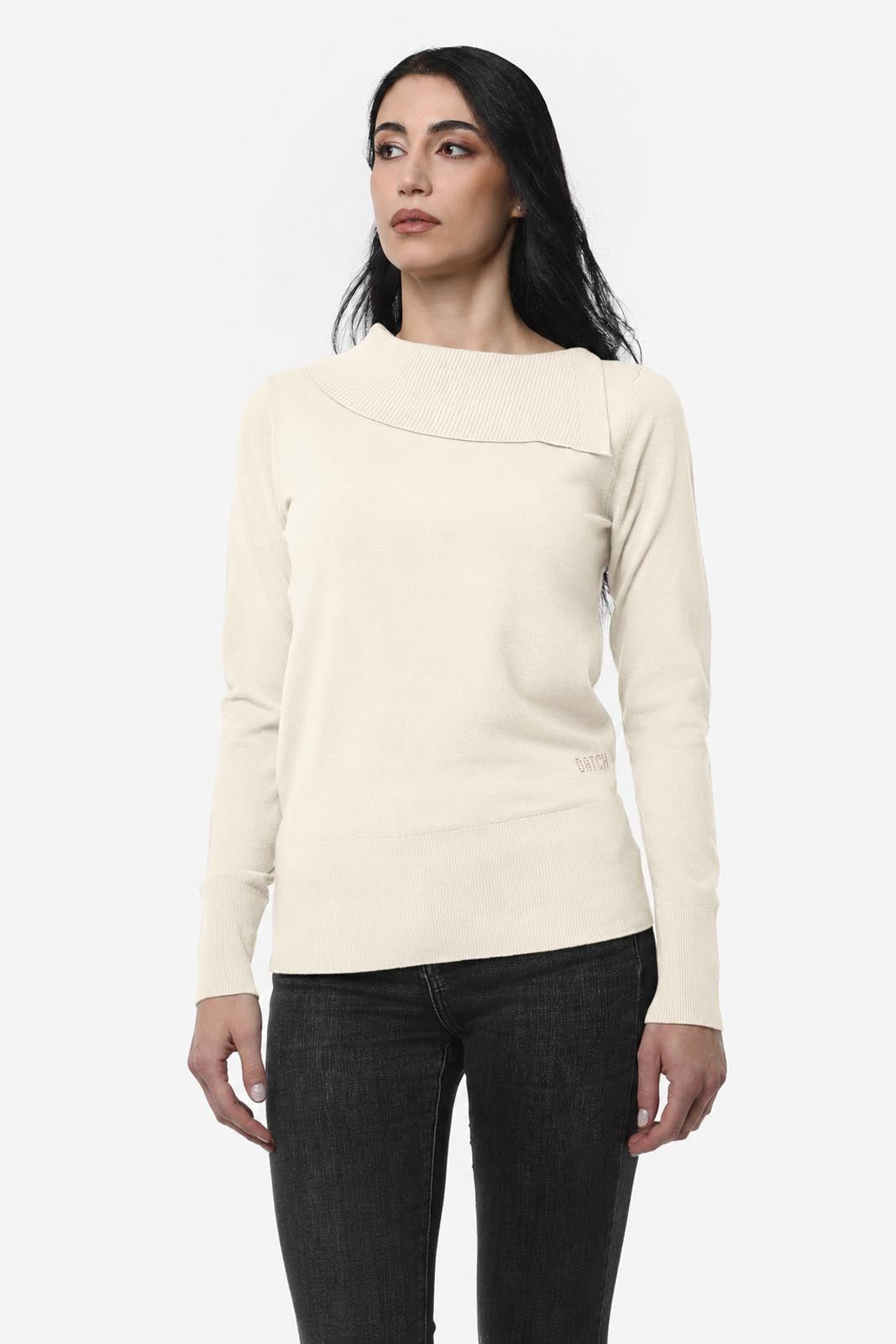 Maglia con scollo asimmetrico e strass