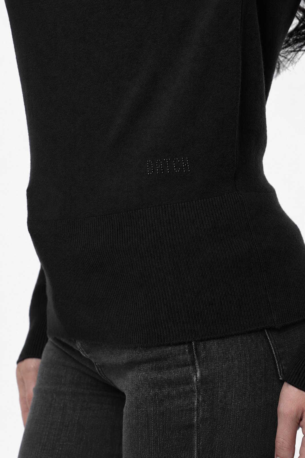 Maglia con scollo asimmetrico e strass