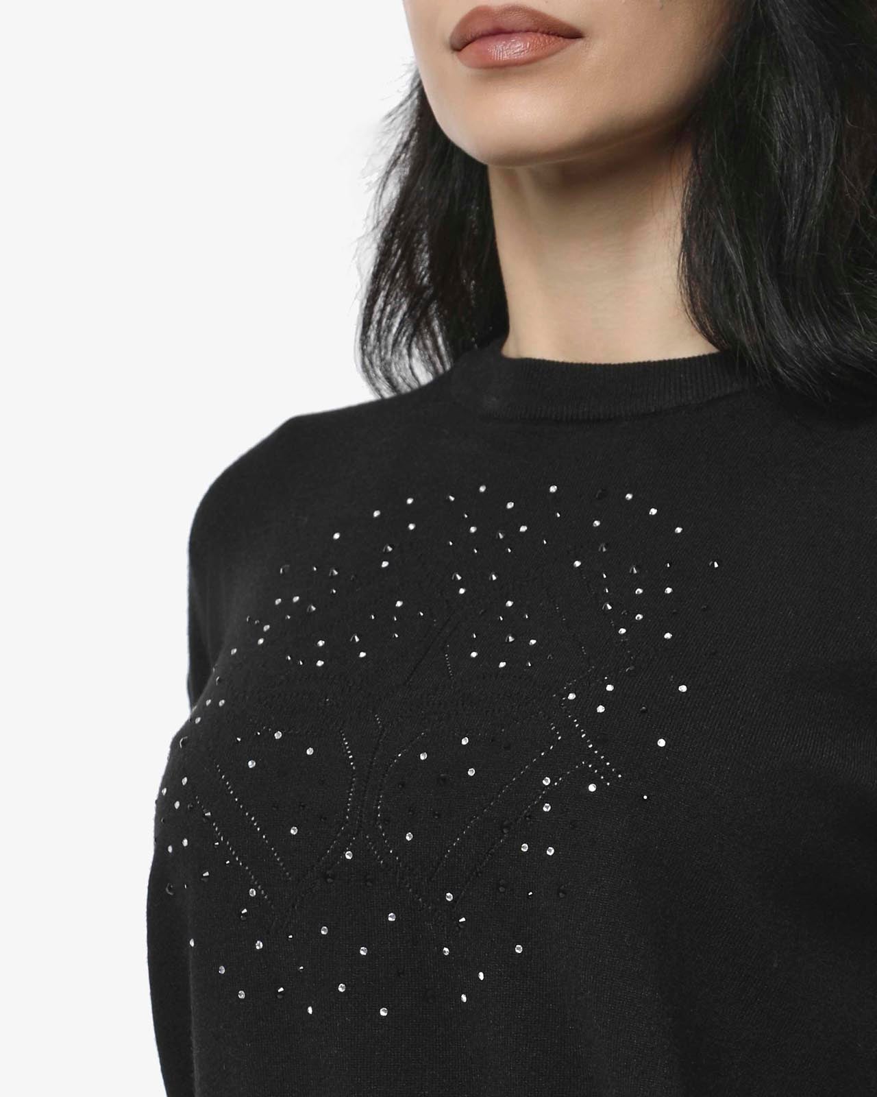 Maglia girocollo con strass e logo jacquard