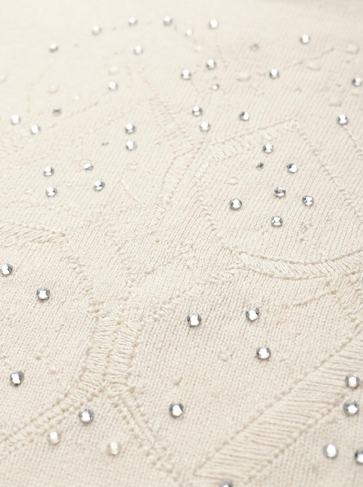 Maglia girocollo con strass e logo jacquard