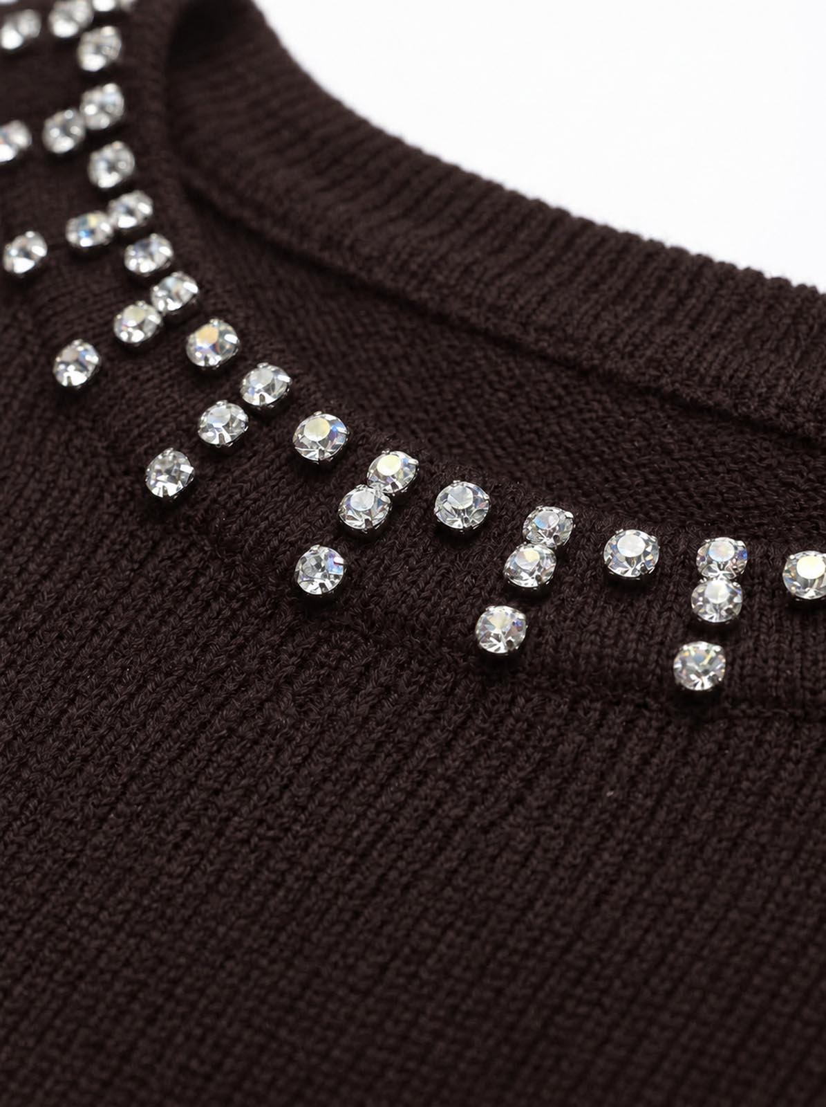 Maglia con strass al girocollo