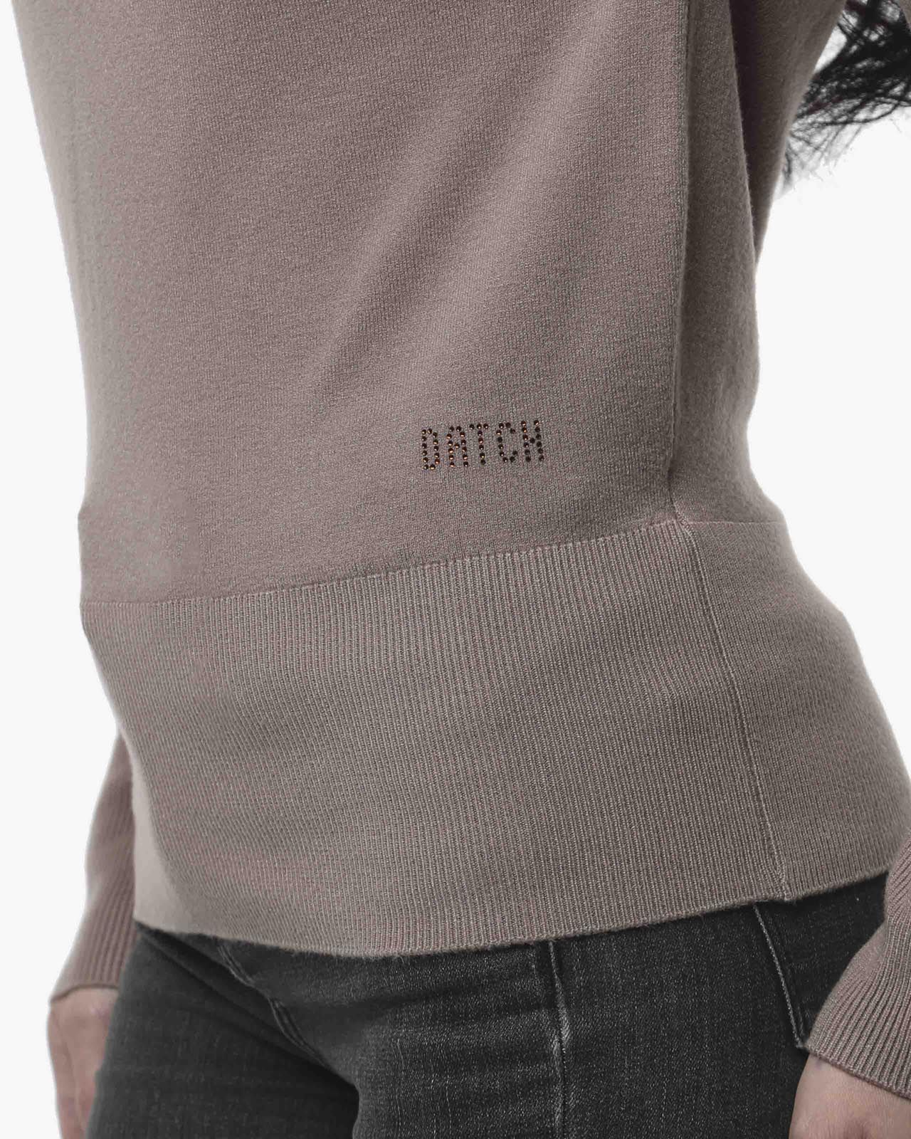 Maglia con scollo asimmetrico e strass