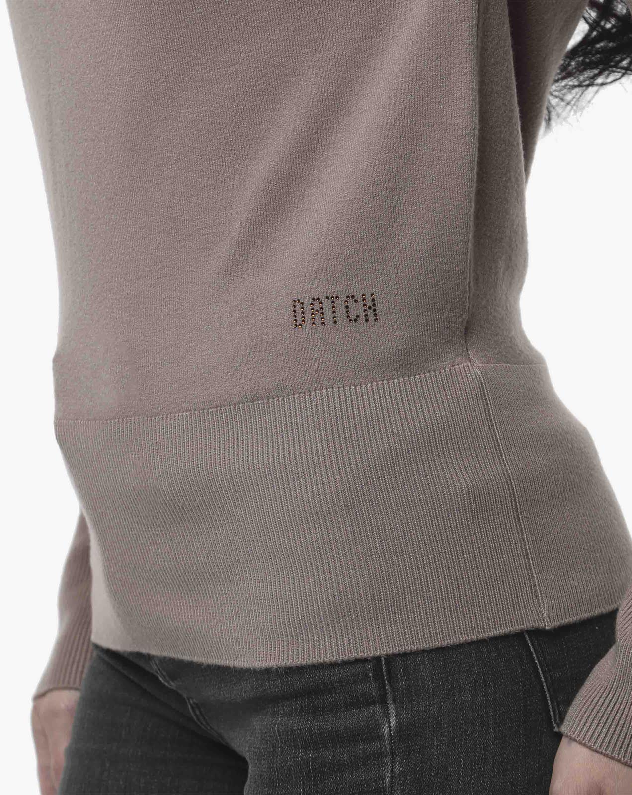 Maglia con scollo asimmetrico e strass