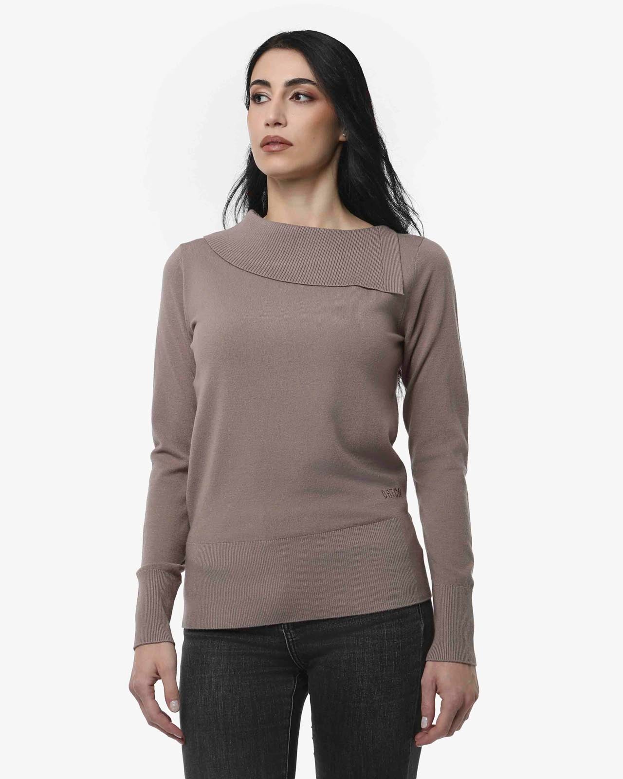 Maglia con scollo asimmetrico e strass