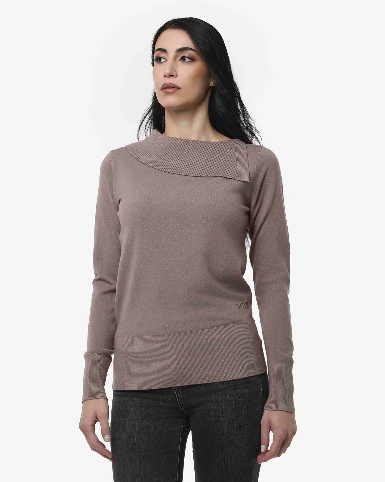 Maglia con scollo asimmetrico e strass