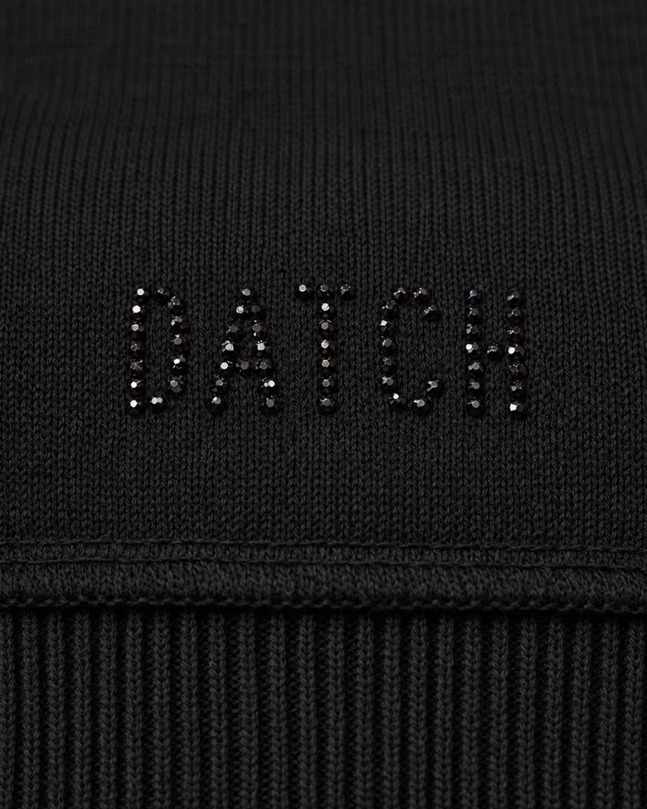 Maglia con scollo asimmetrico e strass